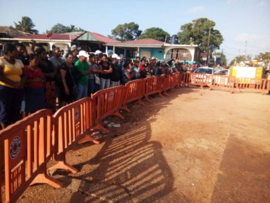 El hundimiento ocurrió frente a las costas de la remota región de la Mosquitia, en el departamento de Gracias a Dios. Este día, decenas de familiares esperan con angustia a sus seres queridos. <br/>