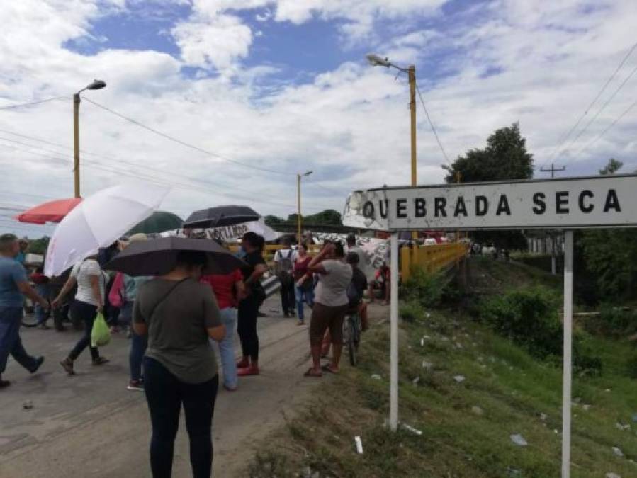 Una manifestación tiene interrumpido el paso entre El Progreso, Yoro y los municipios de Tela, La Ceiba, entre otros. La protesta cerró el paso para carros, camiones y rastras a la altura del puente de Quebrada Seca, donde solo se permite pasar a personas en moto o a pie. La toma en la carretera CA-13 ha provocado que cientos de vehículos permanezcan varados, esperando que el paso sea habilitado.