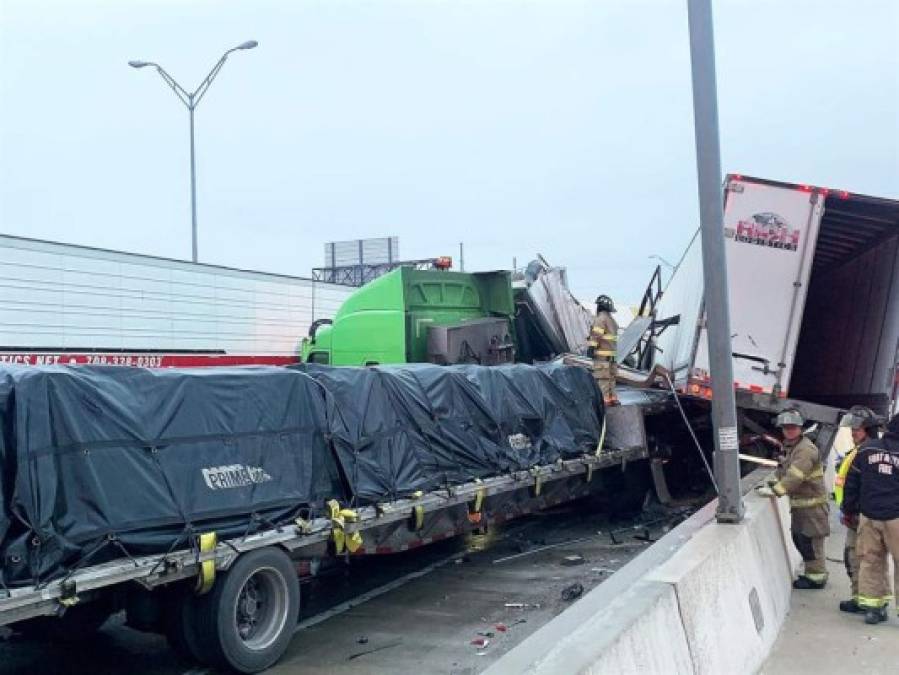 El incidente ocurrió en una concurrida carretera interestatal al norte del centro de Fort Worth, relataron las autoridades, cuando alrededor de un centenar de vehículos colisionaron entre sí.