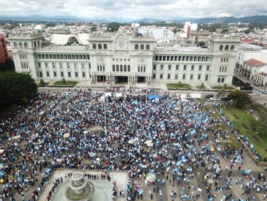 Frente al Palacio Nacional de la Cultura se juntaron, pese a la pandemia por la covid-19, al menos unos 10.000 guatemaltecos inconformes con Giammattei y su Gobierno, que tomó posesión el pasado 14 de marzo.<br/><br/>