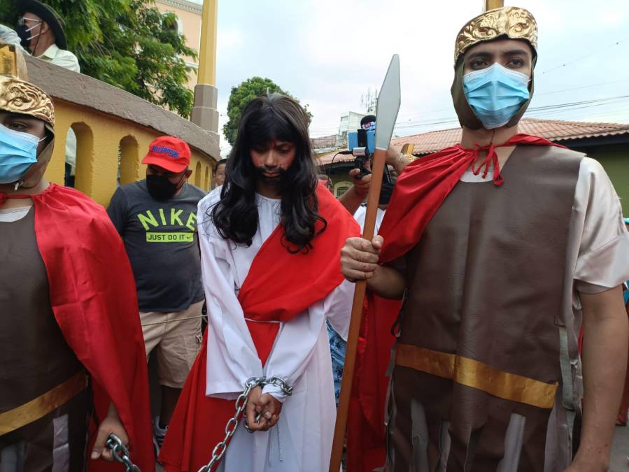 Viacrucis desde el templo San Francisco de Tegucigalpa, representado con cuadros vivos.