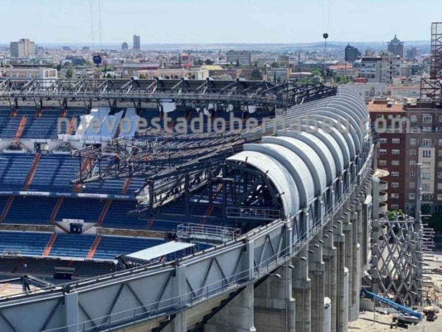 El interior del estadio del Real Madrid presenta durante estos días un aspecto muy diferente. Escombros y maquinaria son los protagonistas ahora .