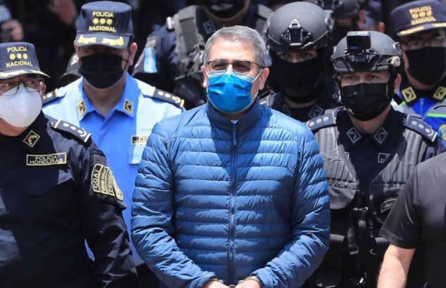 Devis Leonel Rivera: Este, pues, compa, este jodido le financió parte de la campaña al presidente que está ahorita. CS1: ¿Sí? Devis Leonel Rivera: Sí, señor. ¿Entiende? No, pero... No, pero yo pues... [Se ríe]. CS1: A ese hijo de pu** no le vale ver**. ¡No jodas!