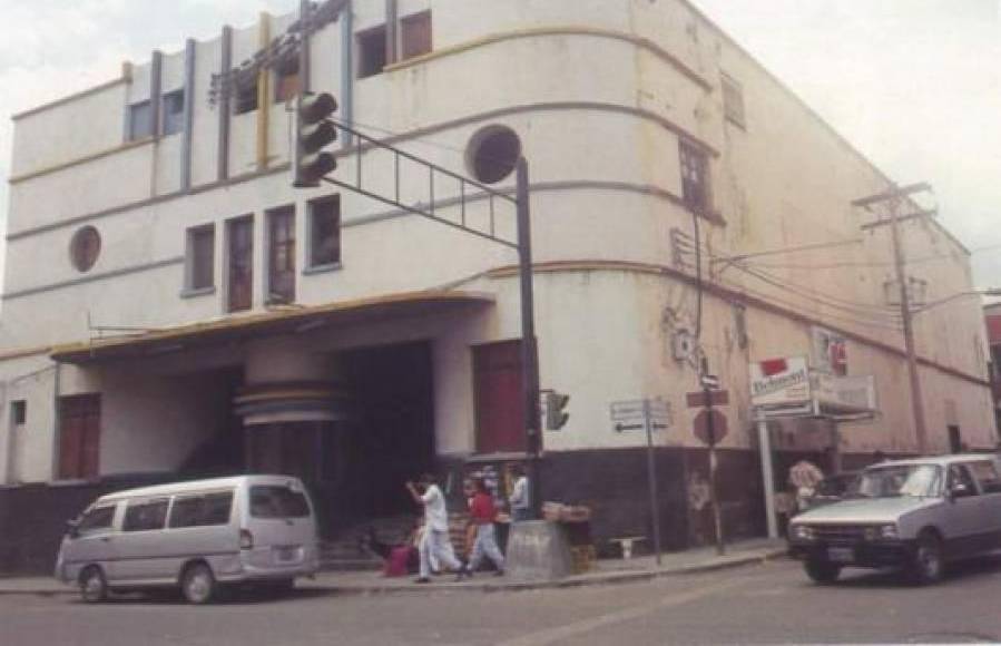 Estos grandes cines que llenaron de vida y esplendor a la Capital Industrial fueron desapareciendo con el paso del tiempo, principalmente debido al avance tecnológico y la caída de la demanda. 