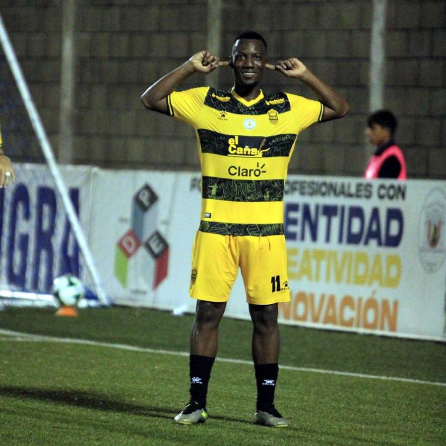 Darixon Vuelto puso en ventaja al Real España con el 1-2 en el marcador.