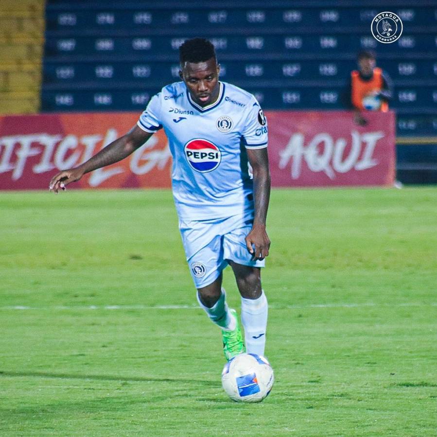 Carlos ‘Zapatilla‘ Mejía fue uno de los mejores de Motagua. Le dio problemas a la defensa del Herediano hasta que Diego Vázquez lo sacó.