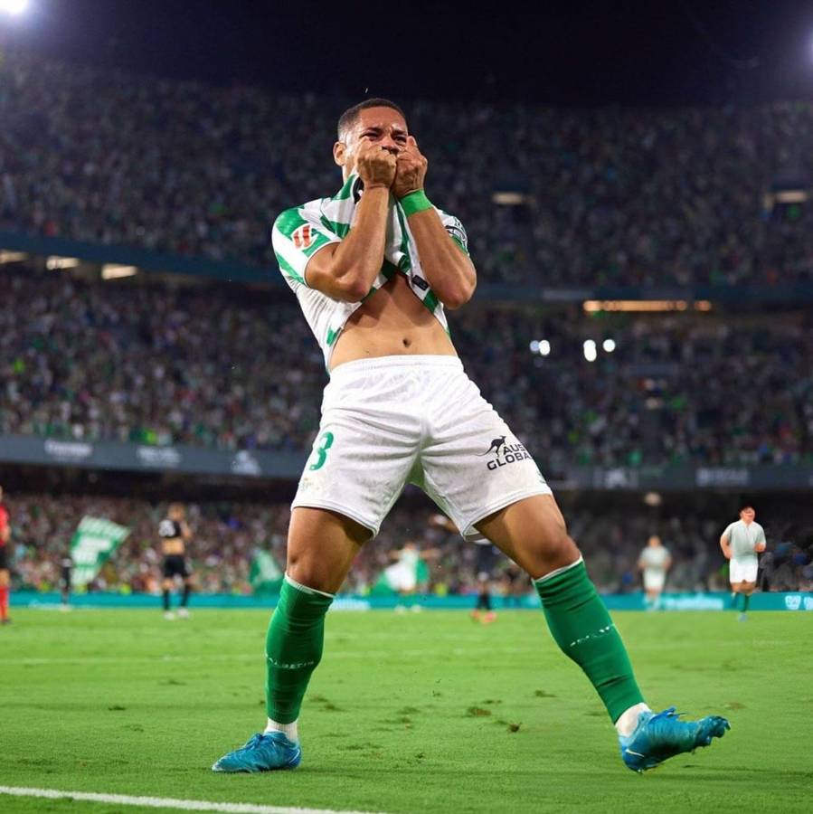 Vitor Roque besando el escudo del Betis con mucha euforia.