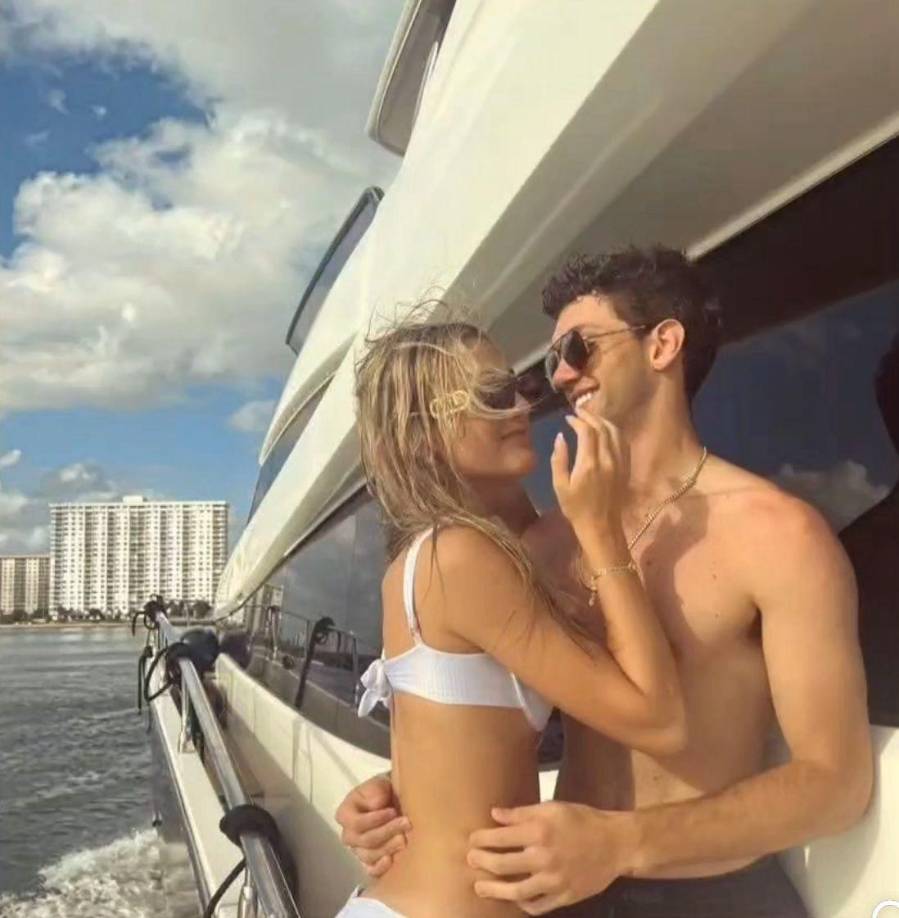 En la primera fotografía compartida por Christopher Levy en su cuenta de Instagram, el joven dedicó “Mi persona favorita”, a lo que la joven respondió con un “Te amo”.