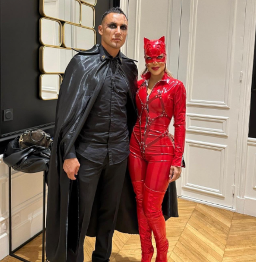 Keylor compartió fotos donde sale junto a su esposa <b>Andrea Salas</b> vestido de vampiro y en la que ella se transformó de ‘Catwoman’.