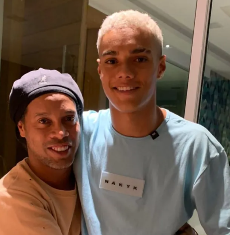 También estuvo en las academias de Flamengo y Vasco da Gama, seguido de un breve paso por el Boavista. 