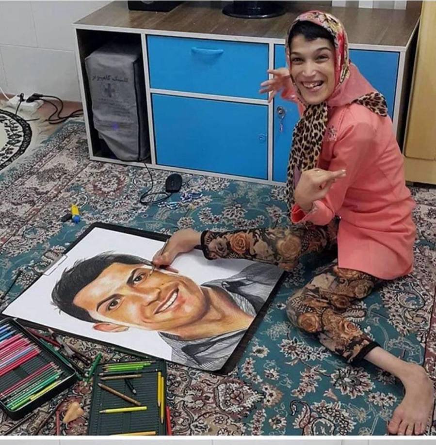 Fátima Hamami tiene 34 años y debido a su discapacidad física, ha pintado cuadros de futbolistas con sus pies.
