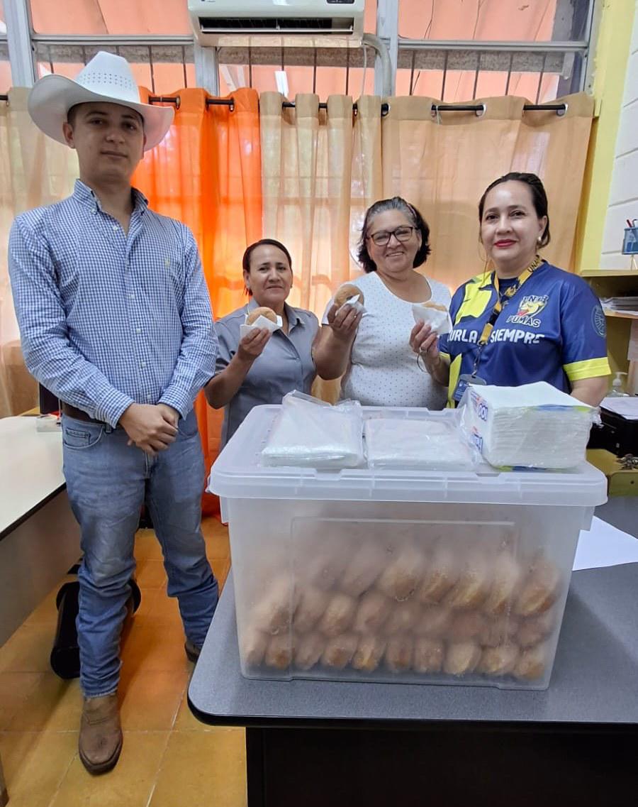 Vende donas en la universidad para costear sus estudios