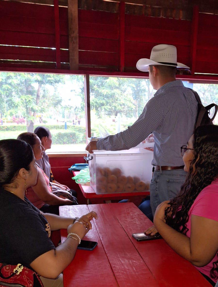 Vende donas en la universidad para costear sus estudios