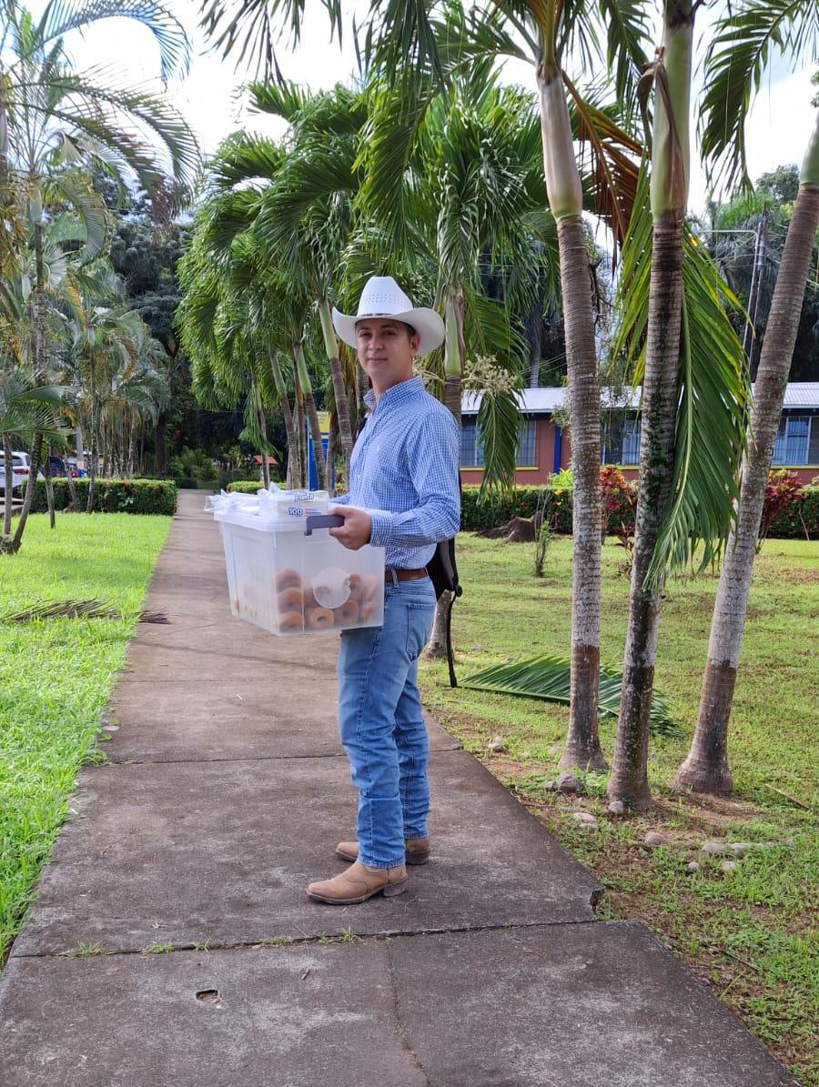 Vende donas en la universidad para costear sus estudios