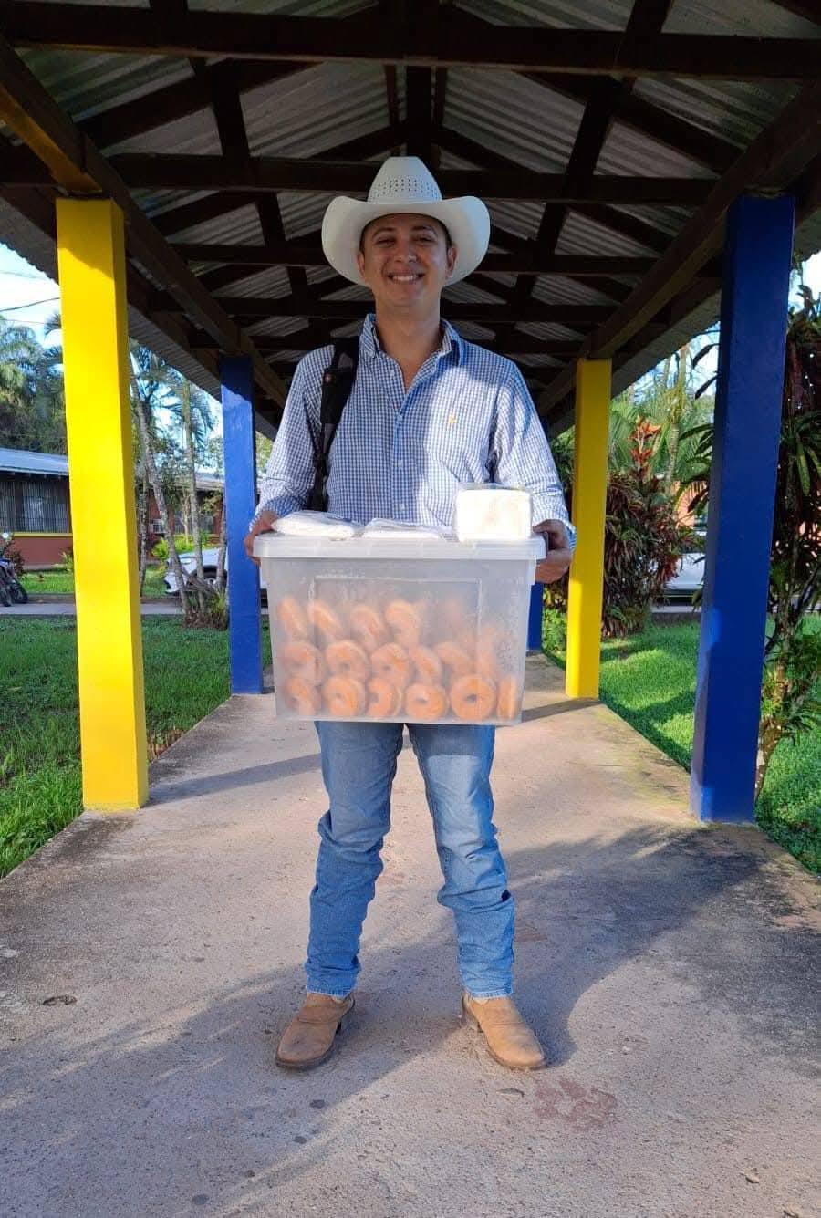 Vende donas en la universidad para costear sus estudios