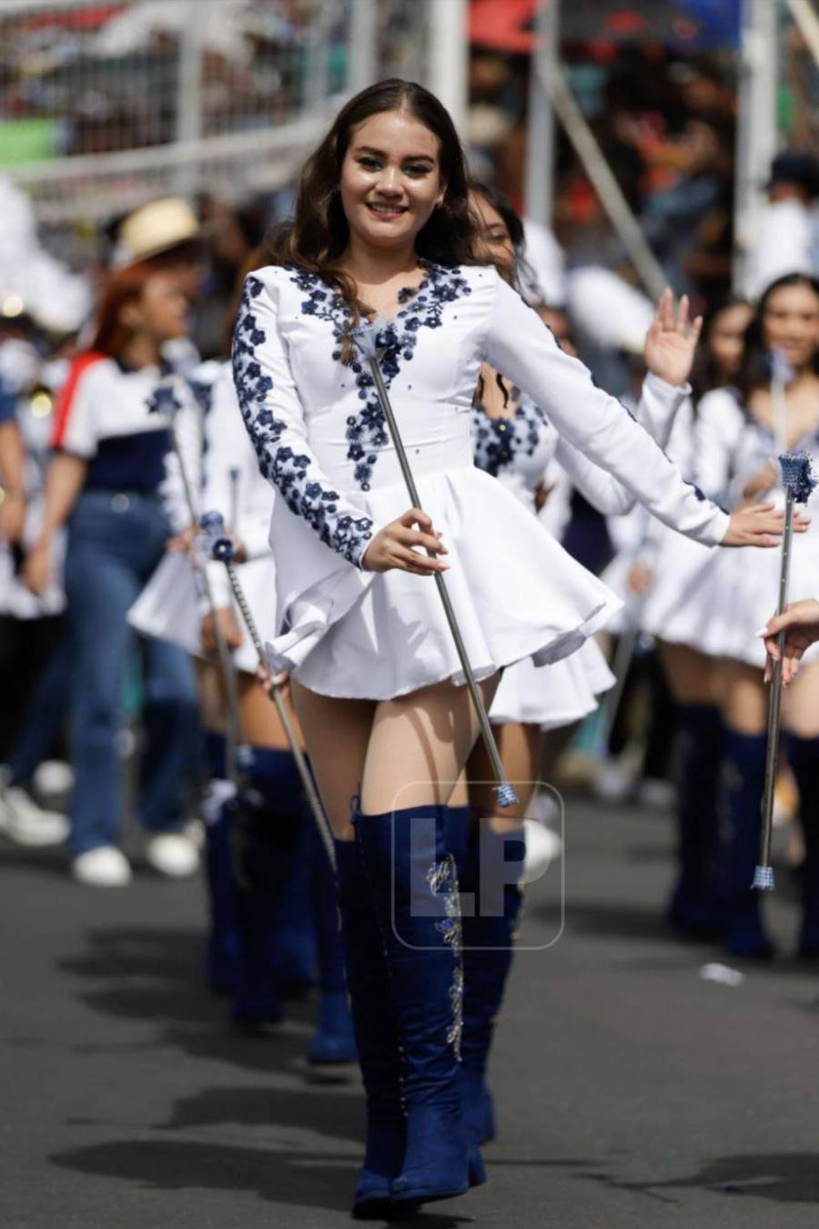 Bellas palillonas de la capital, reinas de los desfiles patrios