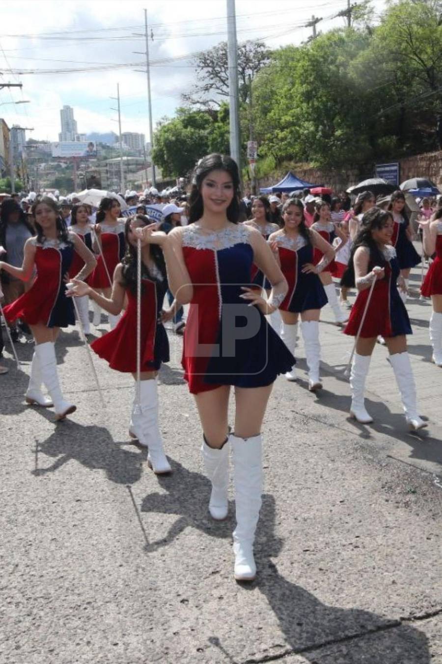 Bellas palillonas de la capital, reinas de los desfiles patrios