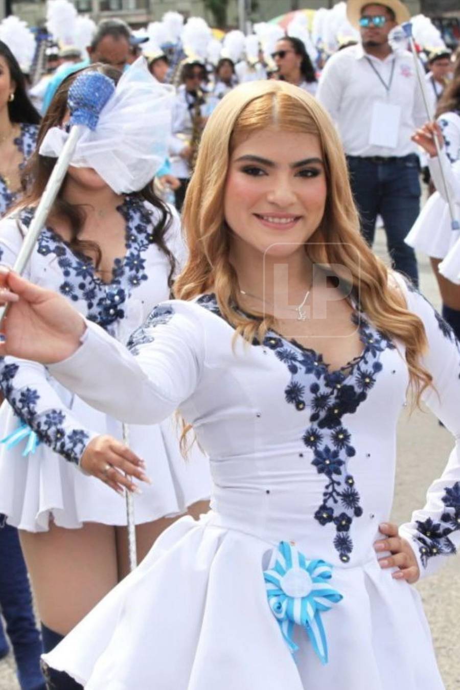 Bellas palillonas de la capital, reinas de los desfiles patrios