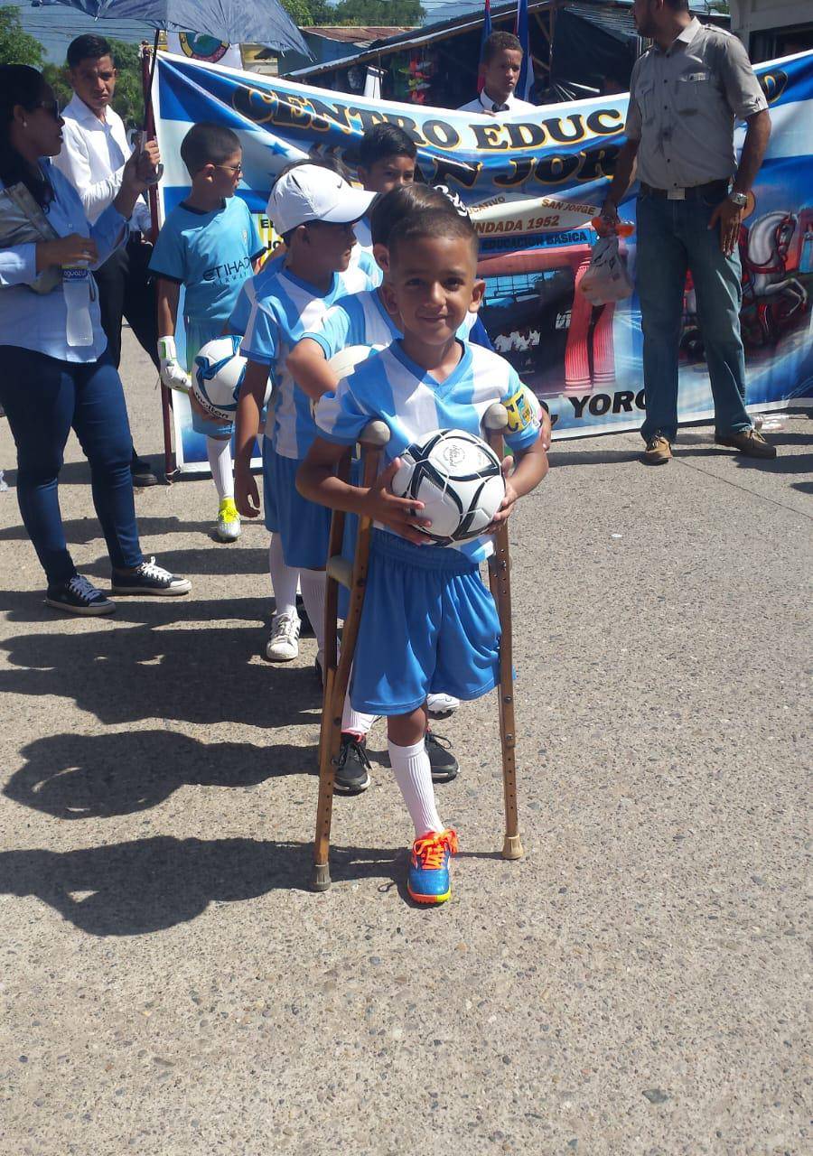 Ha formado parte del club de fútbol y la pérdida de una pierna nunca ha sido un obstáculo para participar, competir y disfrutar del deporte como cualquier otro joven de su edad.