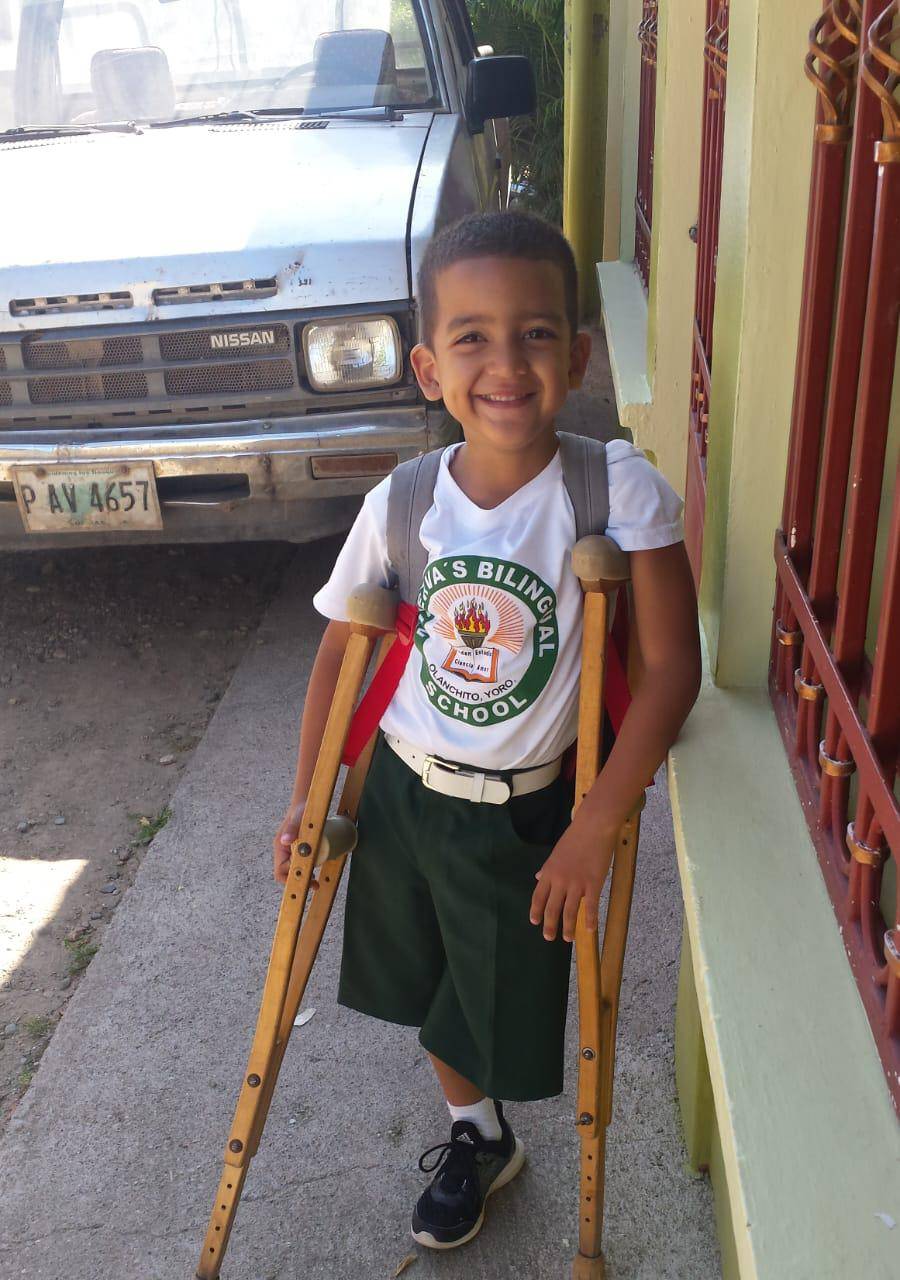 Desde niño, Sebastián utilizó muletas axilares para desplazarse diariamente desde su hogar hasta su centro educativo.