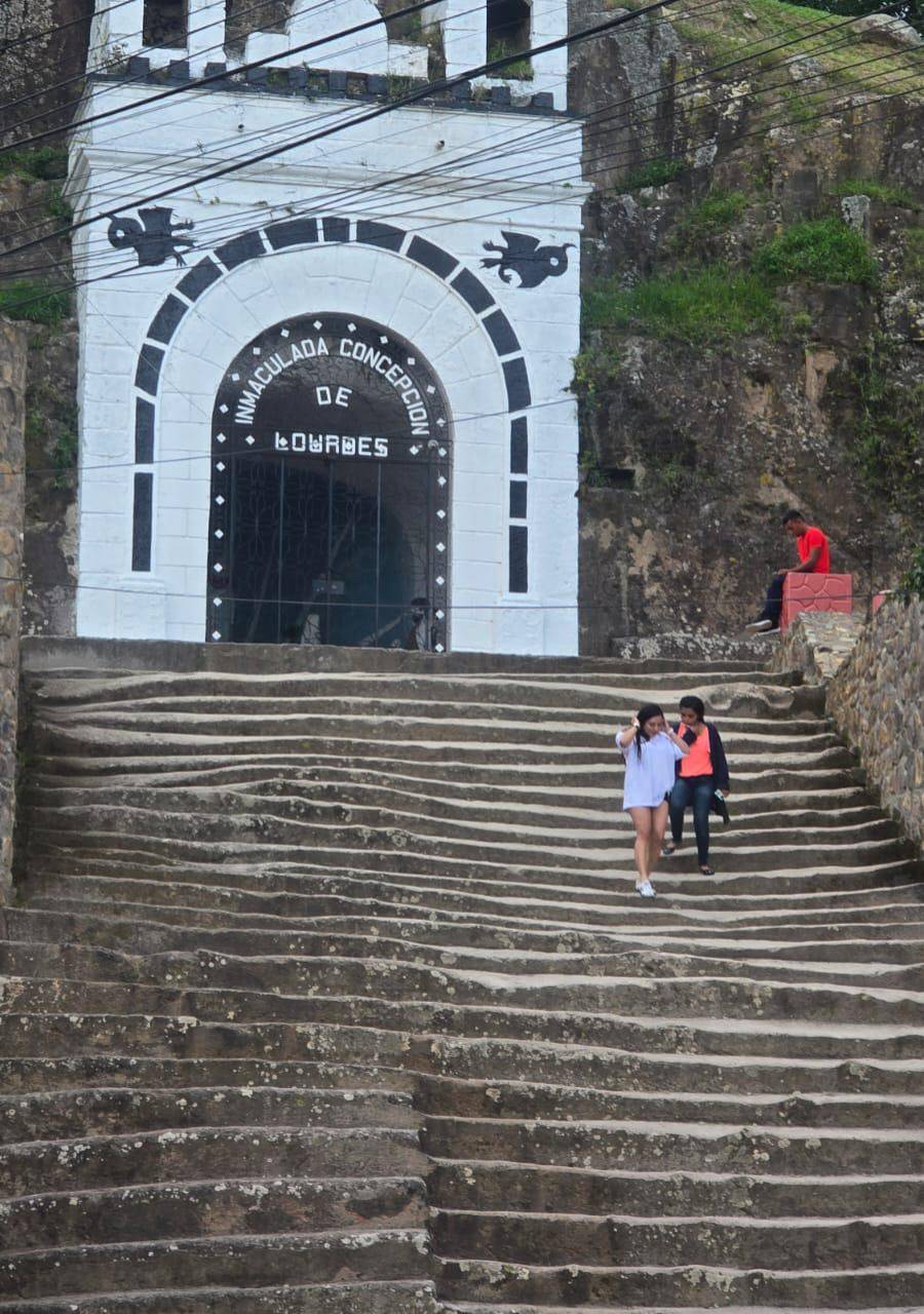 Visitantes en La Gruta.