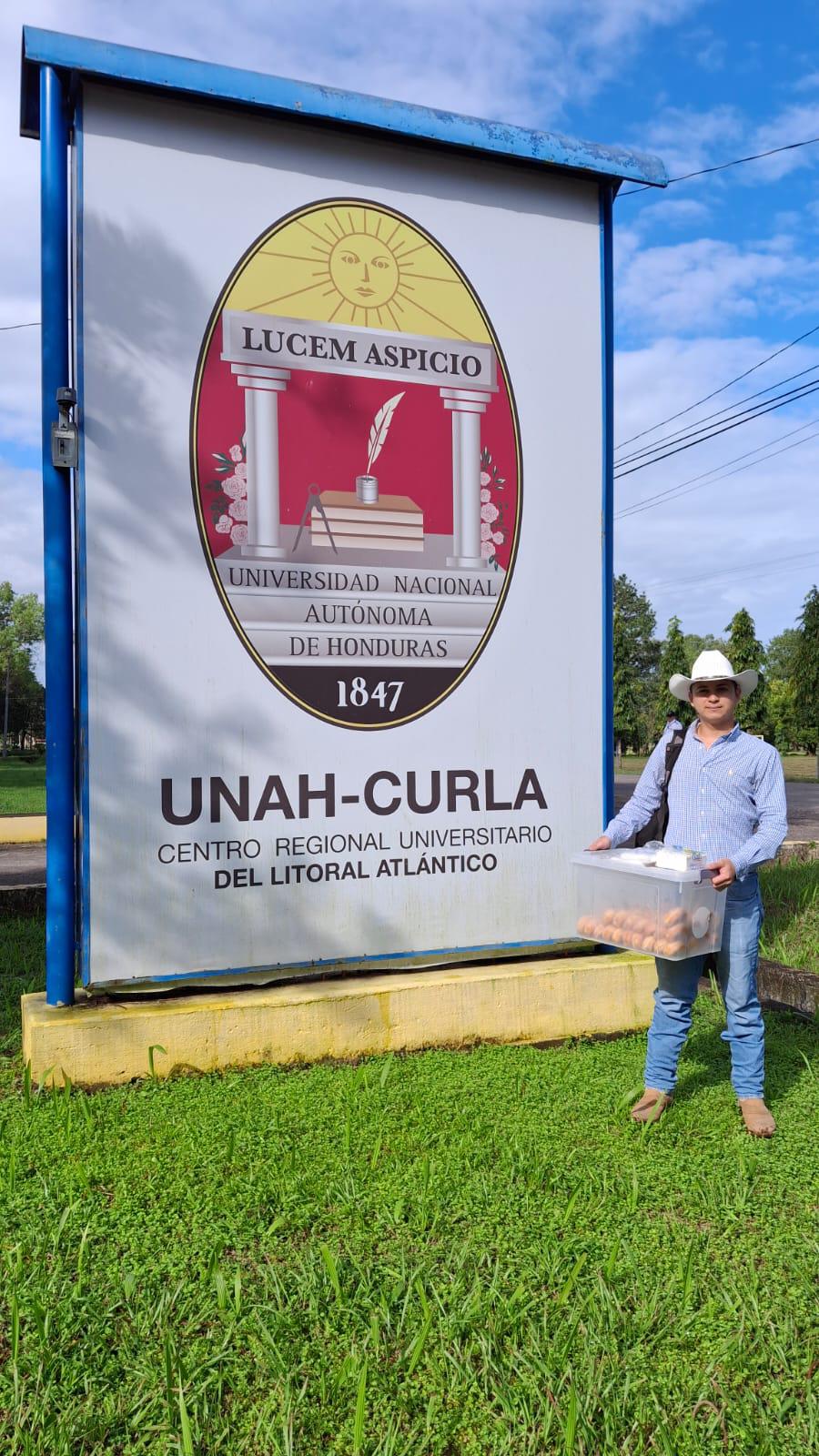 Vende donas en la universidad para costear sus estudios