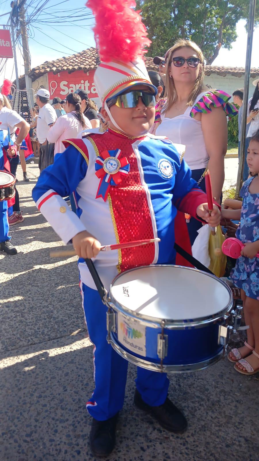 Nacaome: con patriotismo, estudiantes rinden honores a Honduras