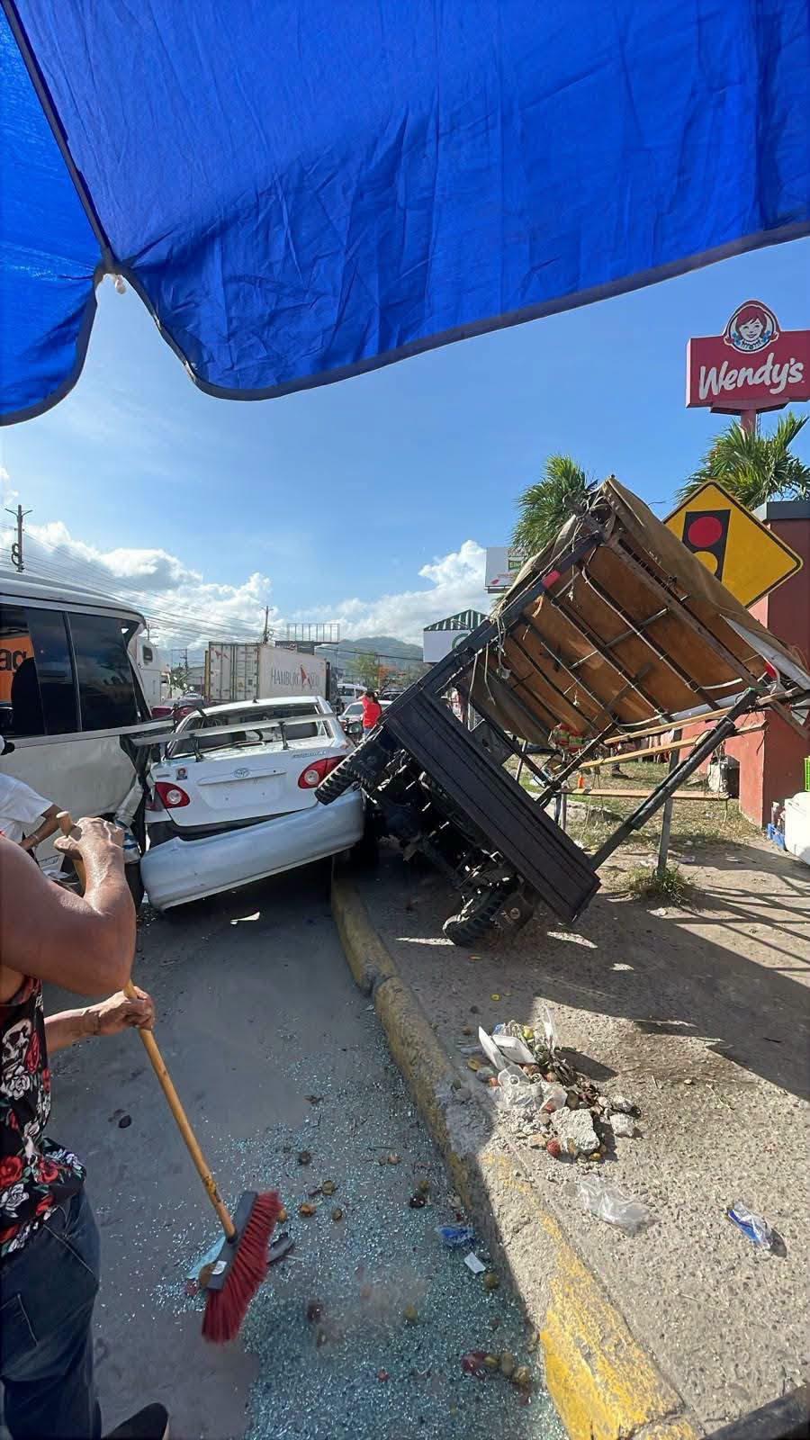 Múltiple choque provocado por bus rapidito deja varios heridos  en Choloma