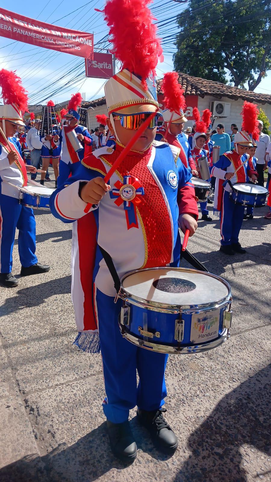 Nacaome: con patriotismo, estudiantes rinden honores a Honduras