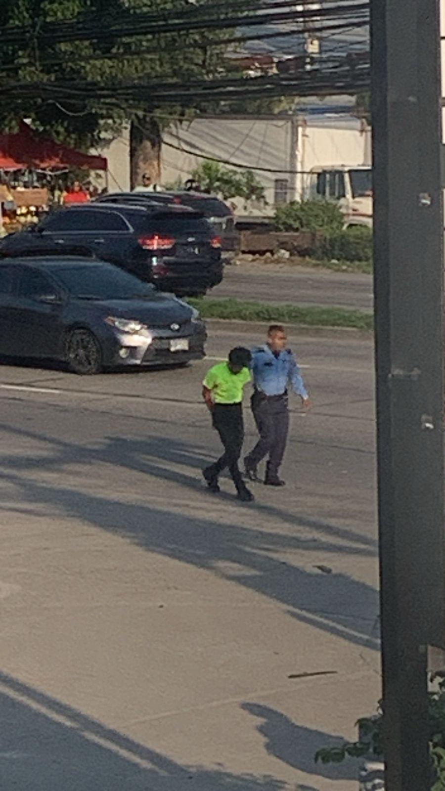 Ciudadanos y policía capturan a tres hombres que asaltaban un bus en San Pedro Sula