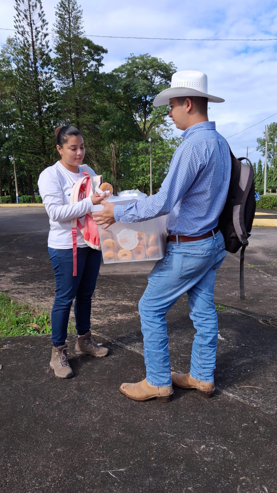 Vende donas en la universidad para costear sus estudios