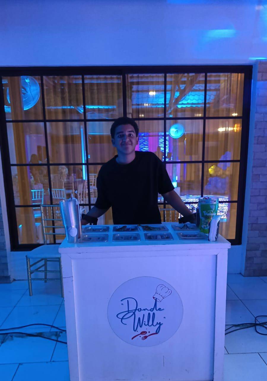 Sebastián apoya a su mamá en un emprendimiento en Olanchito. Ha sido un pilar fundamental en la vida de sus padres.