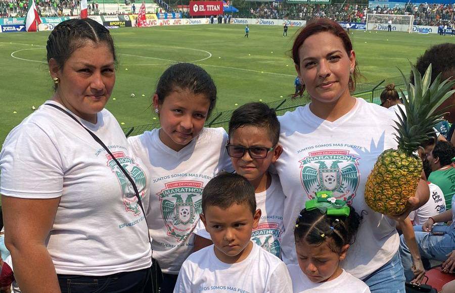 La familia del querido jugador de Marathón se hizo presente en el recinto sampedrano para ver al ‘Chelito’. 