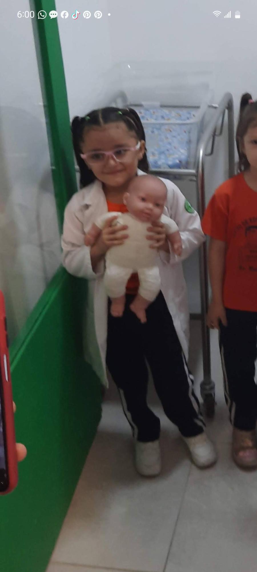 Una niña brillante: Maestra de la pequeña Kimberly conmueve las redes con álbum inédito