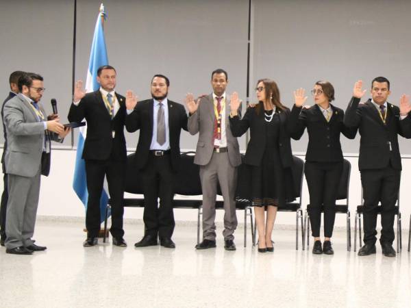 Nuevas autoridades universitarias tras su juramentación.