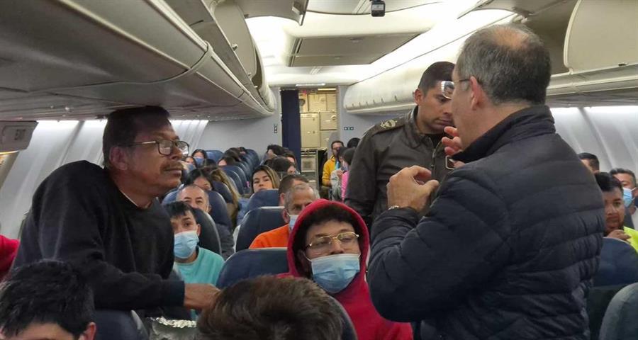 Petro divulga fotos de deportados colombianos sin esposas en avión