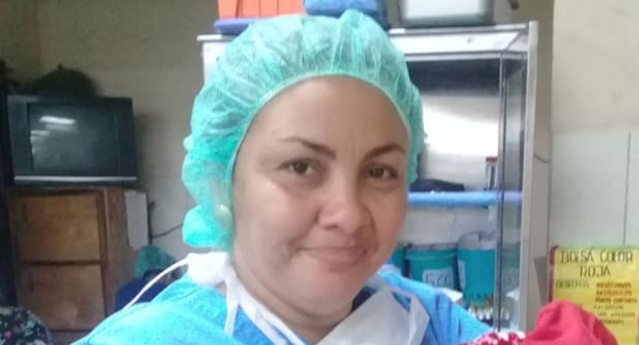 Ramírez se trasladaba en su motocicleta y, mientras esperaba cruzar la calle, un vehículo a exceso de velocidad chocó contra ella, provocando su muerte casi de manera inmediata.