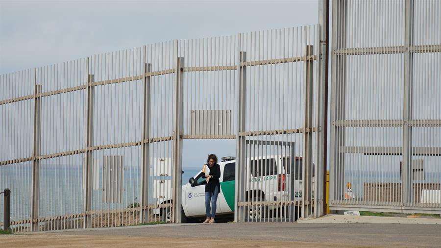 Migrante muere y cinco resultan heridos en intento de escalar muro fronterizo en California