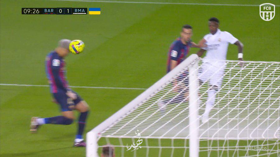 Momento donde el balón fue desviado por Ronald Araújo .