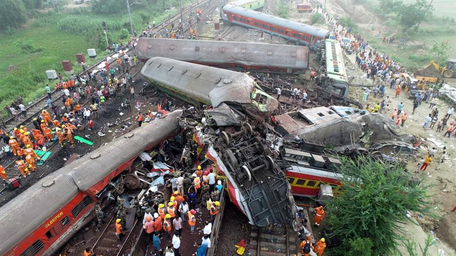 Más de 200 muertos en fatídico accidente de trenes en la India
