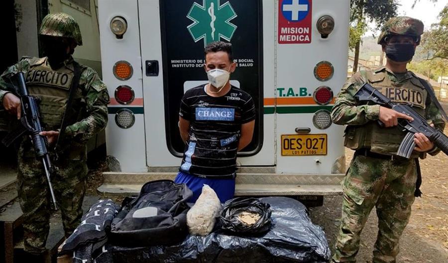 Incautan una “narcoambulancia” que transportaba cocaína en Colombia