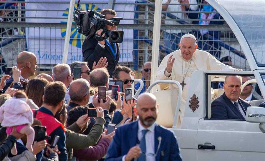 El papa pide a gobernantes iniciativas para acabar con la guerra en Ucrania