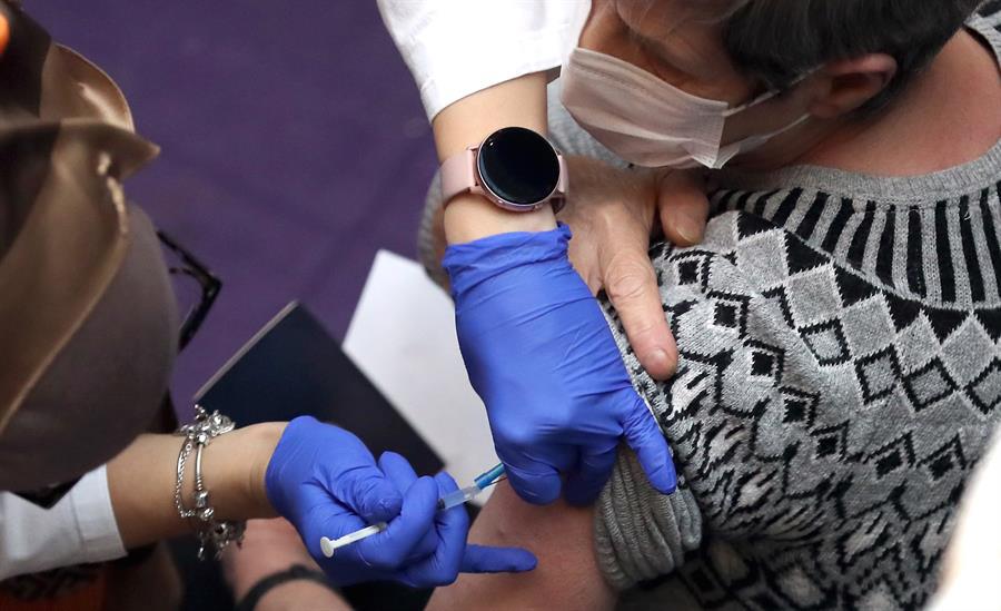 La OMS afirma que no se necesitan guantes para vacunar contra el covid-19