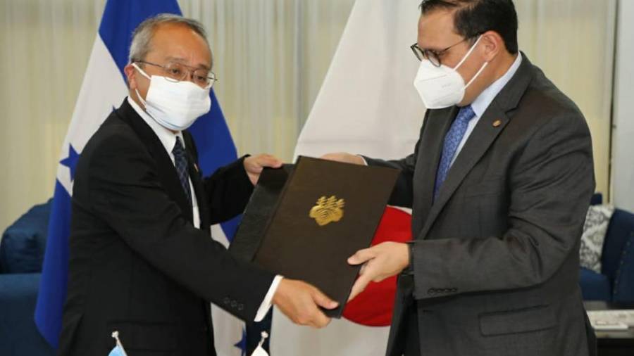 $!El embajador de Japón en Honduras y el canciller Lisandro Rosales tras las respectivas firmas.