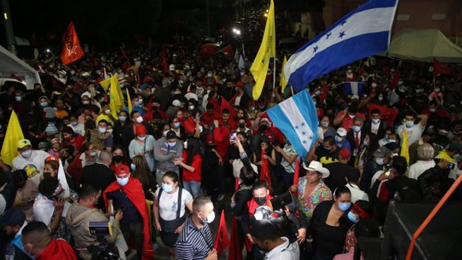 $!Simpatizantes del Partido Libre celebrando el triunfo virtual de Xiomara Castro.