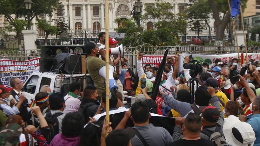$!Simpatizantes del presidente peruano Pedro Castillo, manifestaron a su favor frente al edificio del Congreso en Lima.