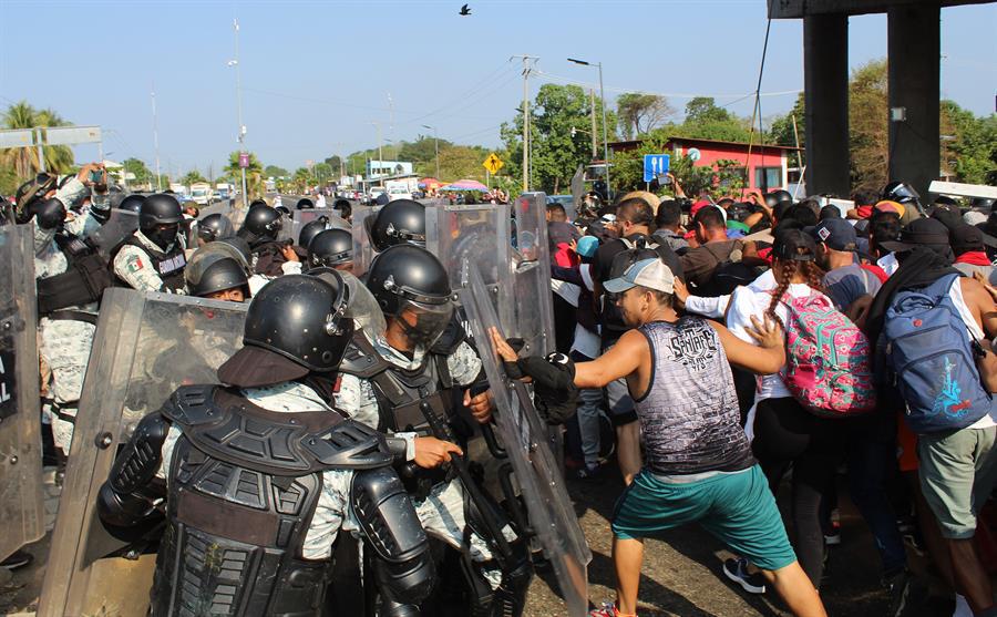 Migrantes en enfrentamiento con autoridades en México