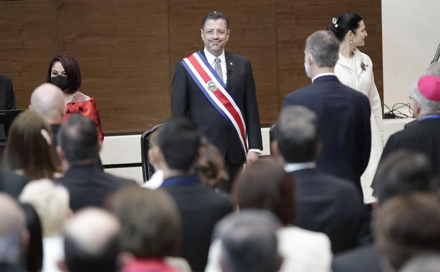 Rodrigo Chaves comienza su mandato en Costa Rica con advertencias y promesa de cambio