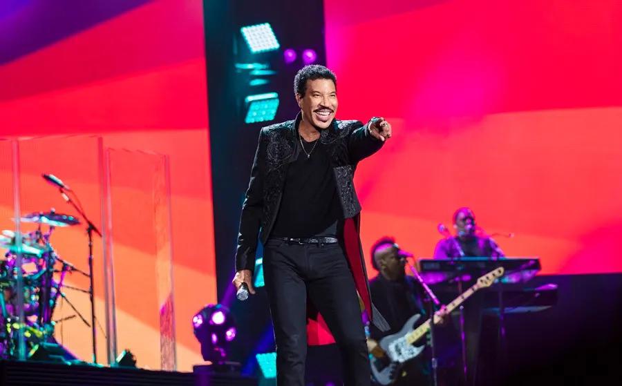 Lionel Richie interrumpe concierto y su salud preocupa a seguidores