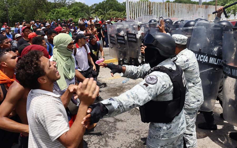 “¡Queremos permisos!” Caravana ataca oficina migratoria en Huixtla, Chiapas